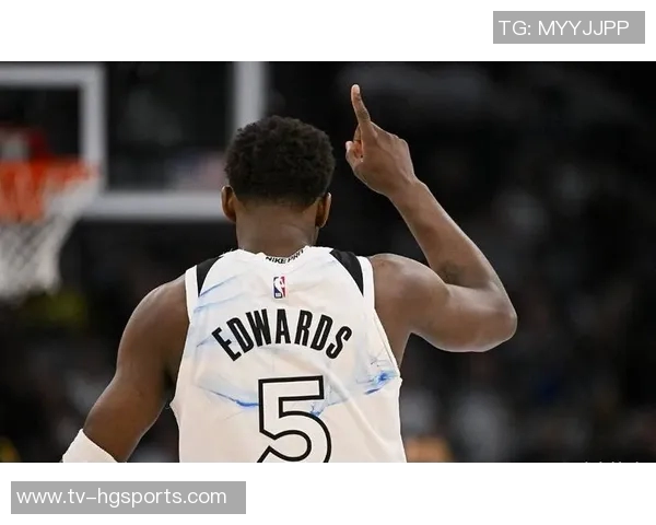 爱德华兹半场表现出色11投6中三分命中率高达40贡献15分3板3助